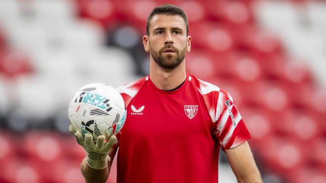 Unai Simón calienta para jugar ante el Rayo en San Mamés (Foto: Athletic Club).