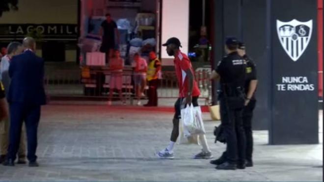 Lukebakio salió cojeando del estadio.