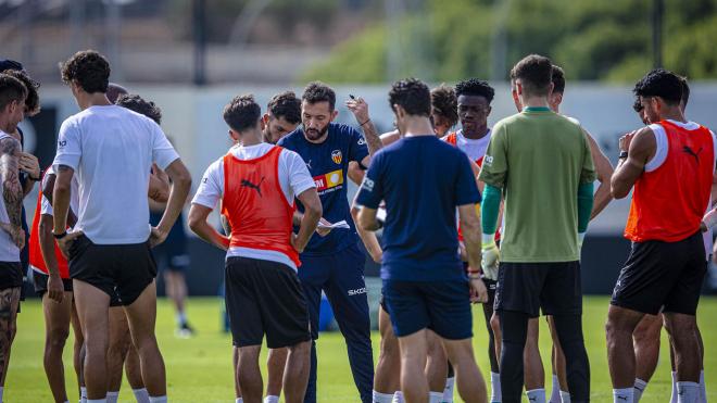 Carlos Corberán con el grupo (Foto: Valencia CF)