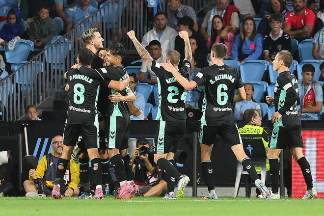 Los jugadores del Betis celebran el gol de Bartra al Celta (Foto: EFE)