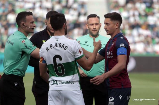 Saludo inicial antes del Elche-Levante de la 24/25 (Foto: LALIGA).