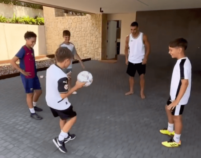Ferran Torres se marca un rondo con los niños de la DANA
