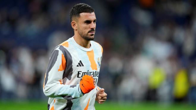Dani Ceballos calentando con el Real Madrid (Europa Press)