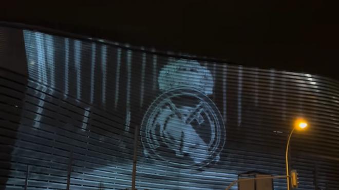 Escudo del Real Madrid en la fachada del Bernabéu (RealMadrid1902)