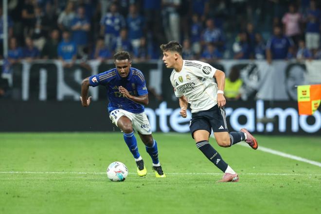 Haissem Hassan persigue a Arda Güler en el Real Oviedo-Real Madrid (Foto: EFE).
