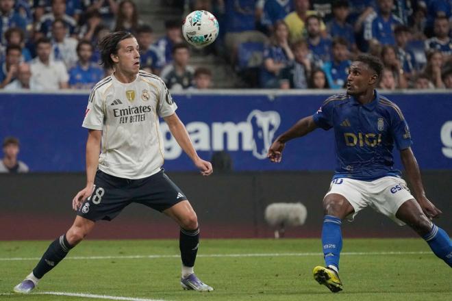 Haissem Hassan pelea un balón con Álvaro Carreras en el Real Oviedo-Real Madrid (Foto: EFE).