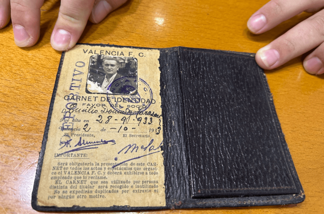 Héctor Serra muestra el carnet de socio del Valencia CF de su bisabuelo
