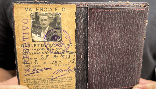 Héctor Serra muestra el carnet de socio del Valencia CF de su bisabuelo