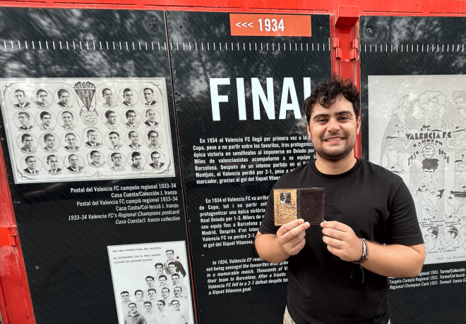 Héctor Serra muestra el carnet de socio del Valencia CF de su bisabuelo