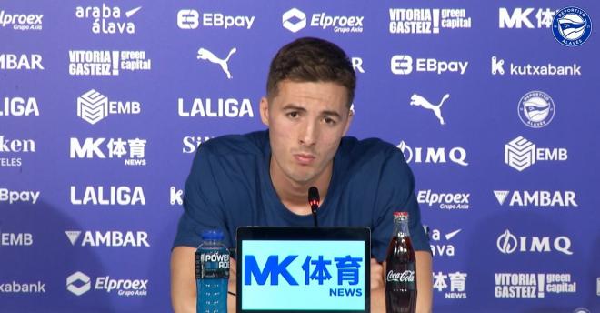 Jon Pacheco, durante su presentación con el Deportivo Alavés.