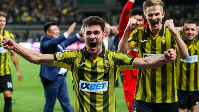 Los jugadores del Kairat Almaty celebran la clasificación para Champions (Foto: Cordon Press).