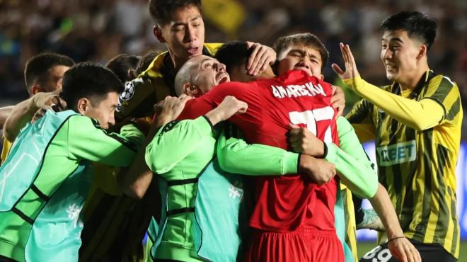 Los jugadores del Kairat Almaty celebran la clasificación para Champions (Foto: Cordon Press).