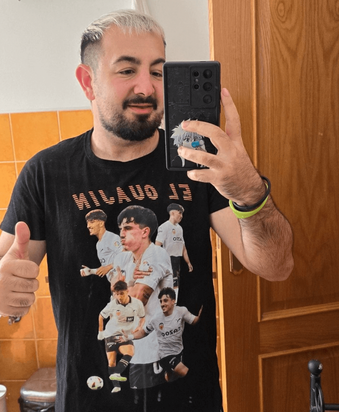 Papi Gavi con una camiseta de Diego López (Foto: Papi Gavi)