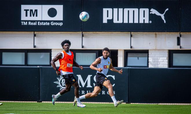 Thierry se entrena junto a Danjuma (Foto: Valencia CF)