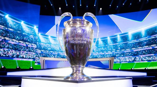 Trofeo de la Champions League, antes de un sorteo (Foto: UEFA).