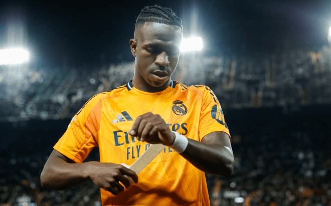 Vinícius, en su visita a Mestalla. (Foto: EFE)