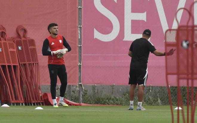 Álvaro Fernández se ejercita al margen. (Foto: Kiko Hurtado)