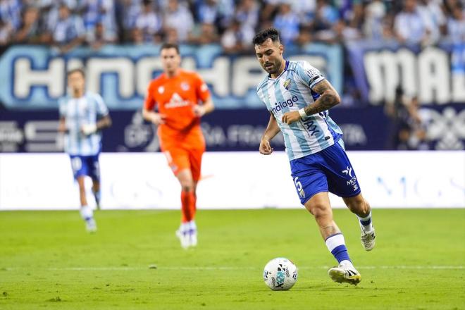 Álex Pastor conduce el balón durante un partido del Málaga (Foto: Europa Press).