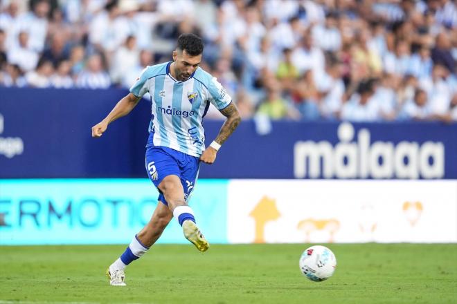 Álex Pastor da un pase durante un partido del Málaga (Foto: Europa Press).