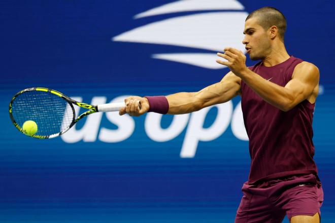 Carlos Alcaraz golpea ante Bellucci en el US Open 2025 (Foto: Cordon Press).