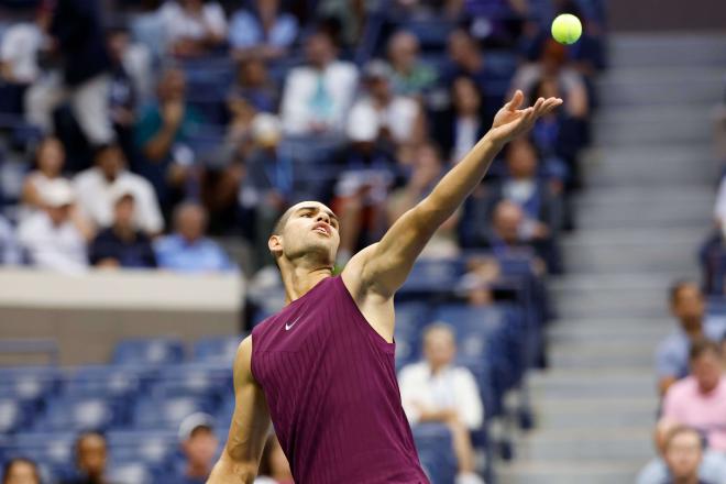 Carlos Alcaraz saca ante Bellucci en el US Open 2025 (Foto: Cordon Press).
