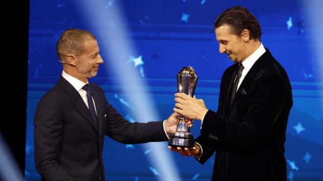 Ceferin dándole el premio a Zlatan Ibrahimovic (Fuente: EFE)