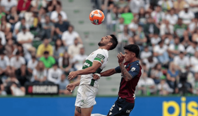 Pedro Bigas y Brugui pelean un balón en el Elche-Levante de la 24/25 (Foto: LALIGA).