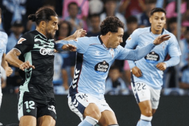 Pablo Durán con Ricardo Rodríguez y Sotelo de fondo (Foto: LaLiga).