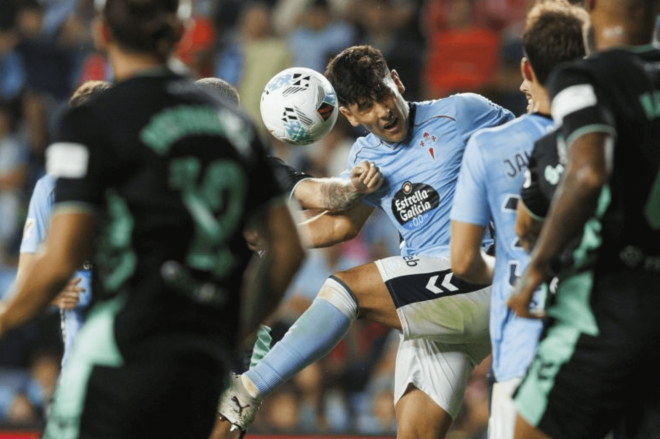 Yoel Lago despejando un balón (Foto: LaLiga).