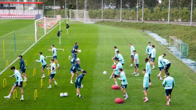Trabajo a tope en un entrenamiento del equipo de Ernesto Valverde en Lezama (Foto: Athletic Club).