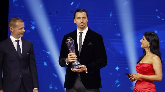 Zlatan Ibrahimovic con el premio presidente UEFA (Fuente: EFE)