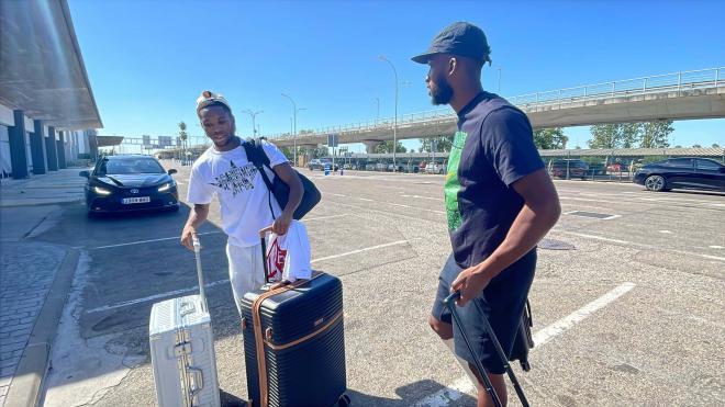 Stanis Idumbo junto a Dodi Lukebakio (Foto: Kiko Hurtado).