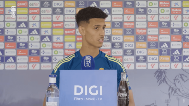 Ilyas Chaira, en rueda de prensa con el Real Oviedo.