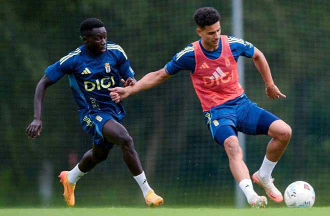 Ilyas Chaira controla el balón en un entrenamiento (Foto: Real Oviedo).