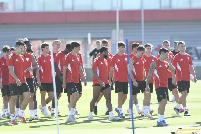 Los jugadores del Sevilla, durante la sesión del jueves (Foto: Kiko Hurtado).