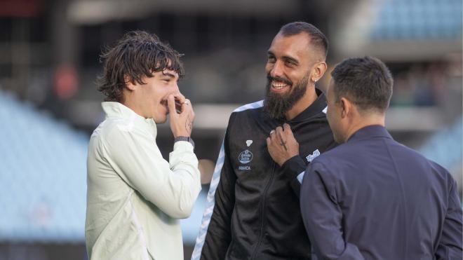 Héctor Hellerín y Borja Iglesias, en la previa del Celta - Betis (Foto: CordonPress).