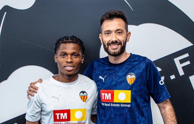 Largie Ramazani es abrazado por Carlos Corberán (Foto: Valencia CF)