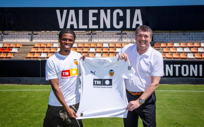 Largie Ramazani firma con el Valencia CF