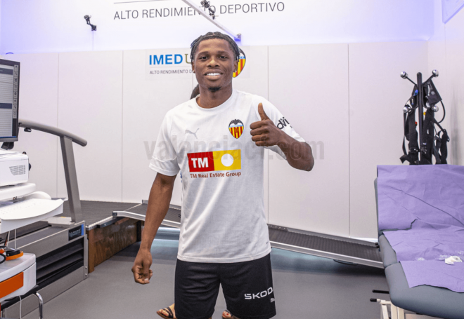Largie Ramazani firma por el Valencia CF (Foto: Valencia CF)