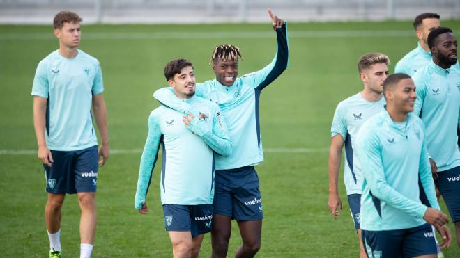 Nico Williams abraza a Nico Serrano en un entrenamiento en Lezama (Foto: Athletic Club).