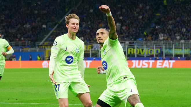 Raphinha y Frenkie de Jong celebran un gol ante el Inter de Milan (Cordon Press)
