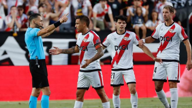 Los jugadores del Rayo Vallecano protestando a Jeremie Pignard (Fuente: EFE)