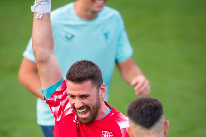 La euforia de Unai Simón en un entrenamiento del equipo en Lezama (Foto: Athletic Club).