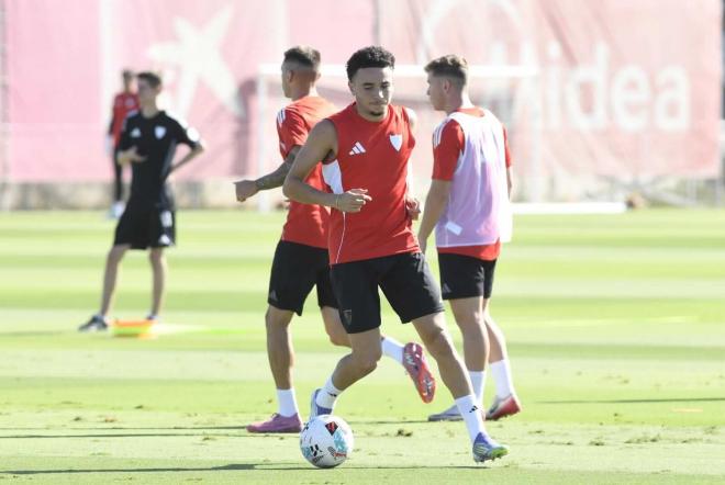 Rubén Vargas entrena con el Sevilla FC (Foto: Kiko Hurtado).
