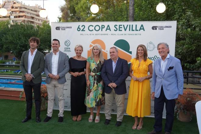Las autoridades, durante el acto de presentación de la LXII Copa Sevilla.