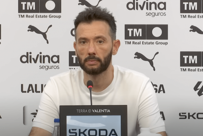 Carlos Corberán en sala de prensa en Mestalla (Foto: Valencia CF)