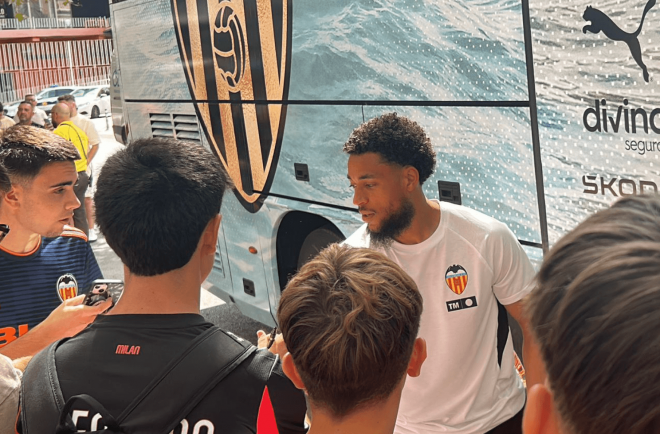Convocatoria del Valencia CF. Arnaut Danjuma firma autógrafos