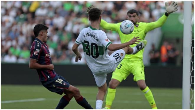 Rodrigo Mendoza, durante el Elche - Levante. (LaLiga)