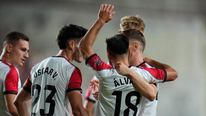 Jugadores del Rayo Vallecano celebrando un gol (Europa Press)