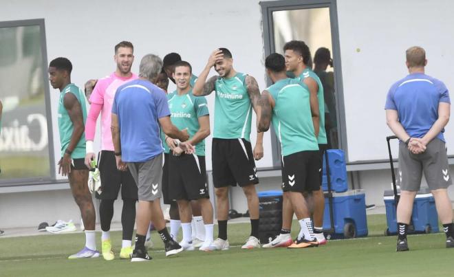 Manuel Pellegrini, bromeando con Marc Bartra (Foto: Kiko Hurtado).